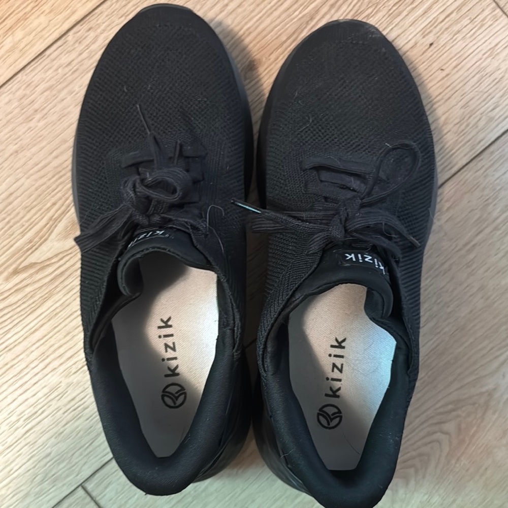 Black Athletic Shoes with Minimalist Design
